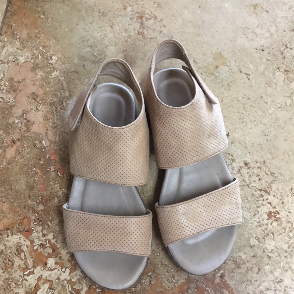 Naturalized sandal